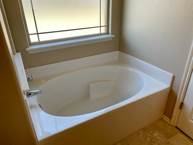 Building Photo - 4 bed 2 bath - Law Enforcement discount.