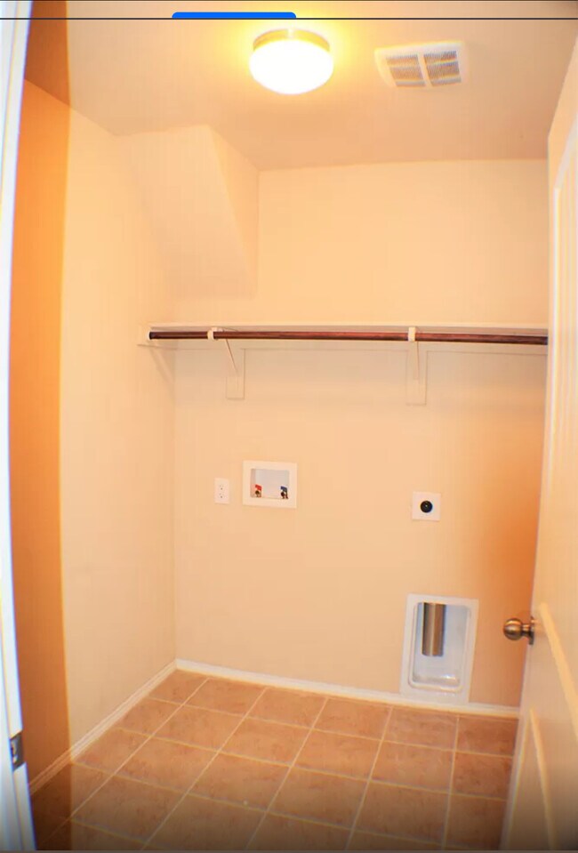 Building Photo - 701 Cheyenne Dr