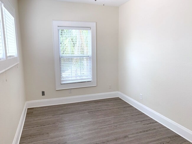 Building Photo - Charming 2-Bedroom Apartment in Prime SOHO...