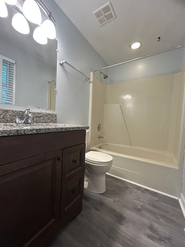 Building Photo - Large 4 bedroom 3 bathroom house in the he...