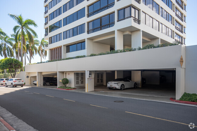 Building Photo - Regency At Kahala