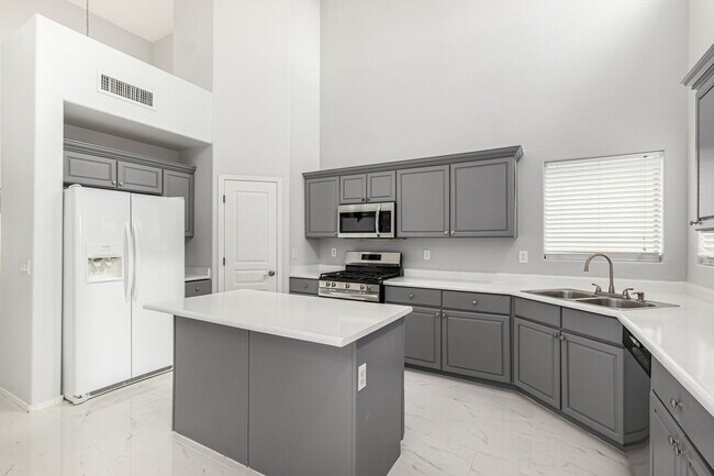 Building Photo - STUNNING 5 Bedroom Home in Peoria!