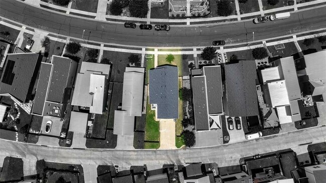 Building Photo - 6025 Seville Dr