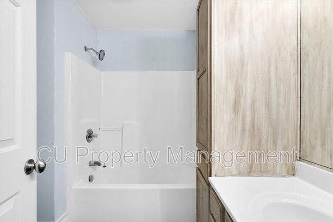 Building Photo - 506 E Tomaras Ave