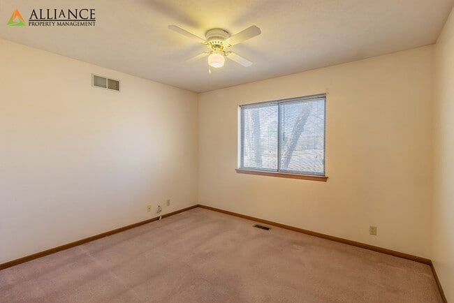 Building Photo - Amazing, Spacious Home! Pet Friendly!