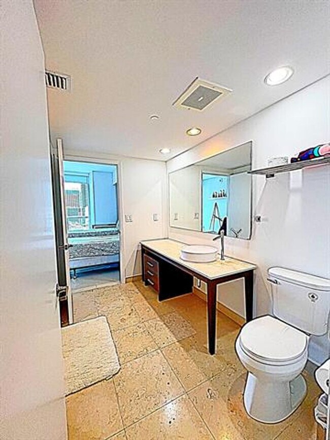 Building Photo - 495 Brickell Ave