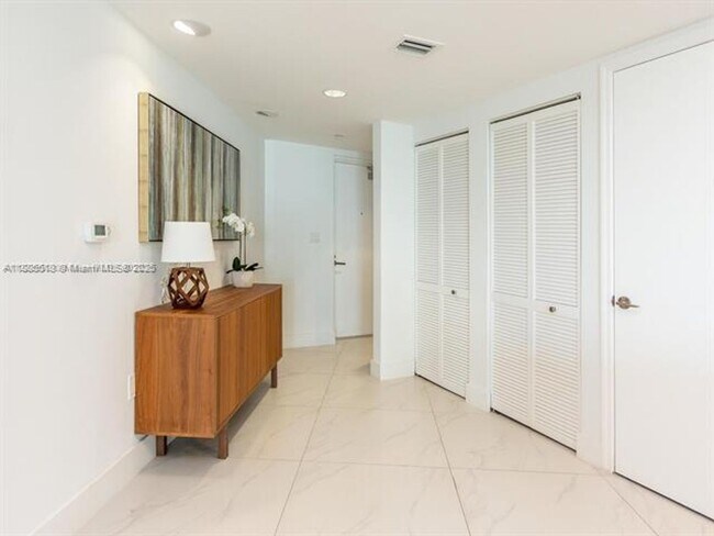 Building Photo - 9821 E Bay Harbor Dr