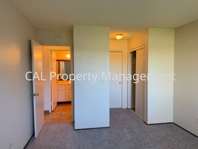 Building Photo - Northgate Village Condo 2 Bed/1 Bath!