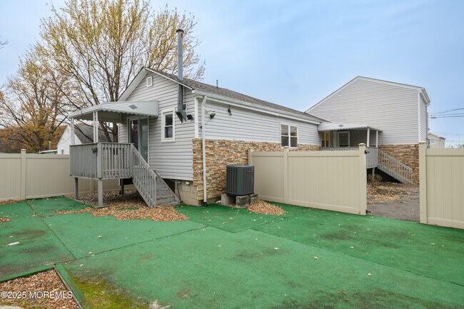 Building Photo - 136 7th St