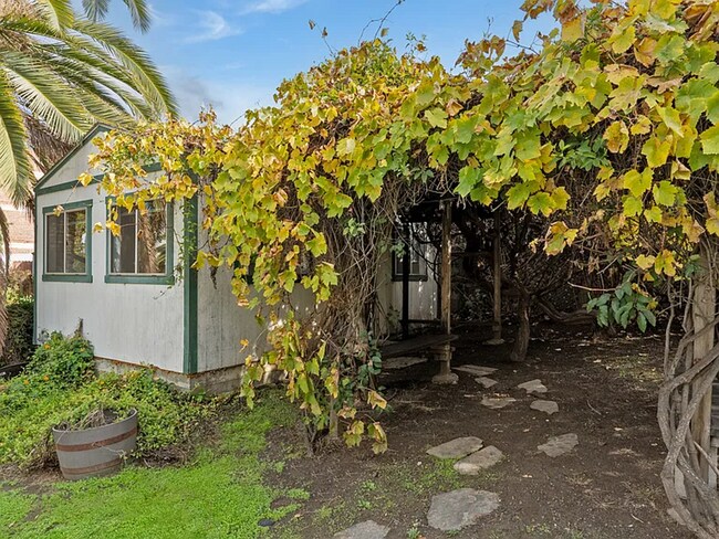 Building Photo - 1044 Manzanita St