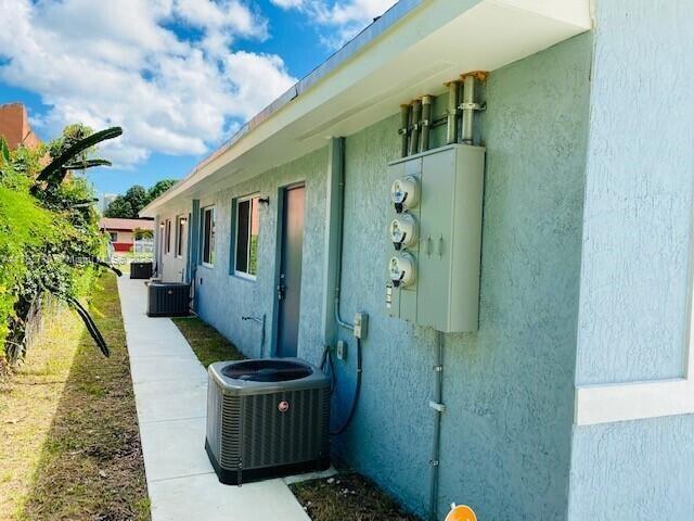 Building Photo - 275 Sabur Ln