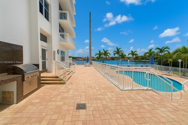 Building Photo - 511 Bayshore Dr