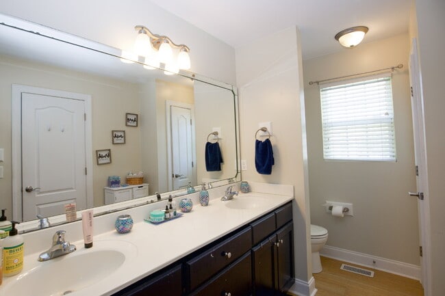 Building Photo - Charming 3 BR/2BA Ranch with fully fenced ...