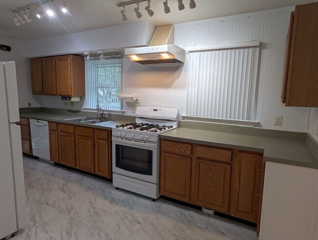 Building Photo - 4 Bedroom West End Home - Garage and Fenced Backyard!