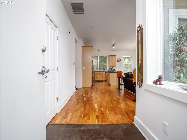 Building Photo - NorthWest/Nob Hill Condo 3Bd/2Ba ~ Washer/Dryer In Unit, Assigned Covered Parking,  Close to Shop...