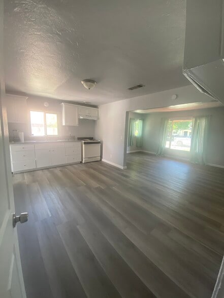 Building Photo - 272 W Beechwood Ave
