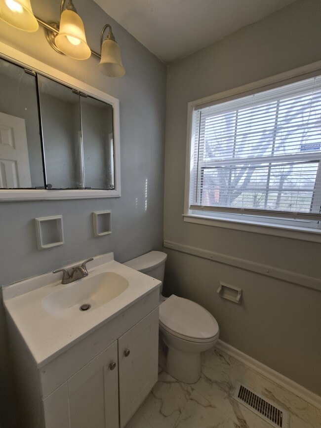 Building Photo - 3747 Ireland Dr