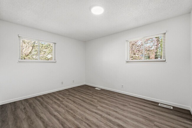 Building Photo - 4 bedroom / 2 bath / Beautifully Updated