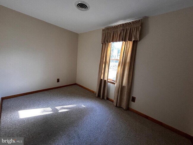 Building Photo - 3290 Shawnee Dr