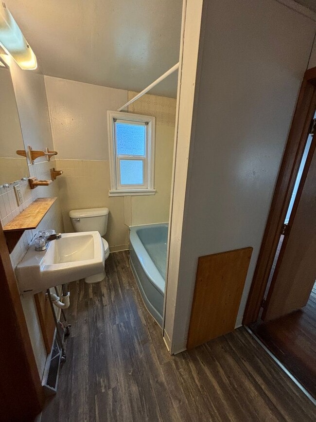Building Photo - Charming 2-Bedroom Single Family Home