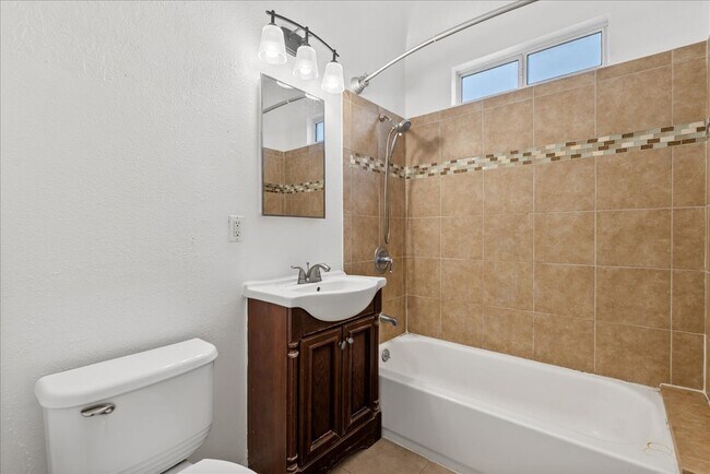 Building Photo - 2818 S Bronson Ave