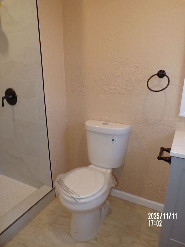 Building Photo - home located close to Bishop School District