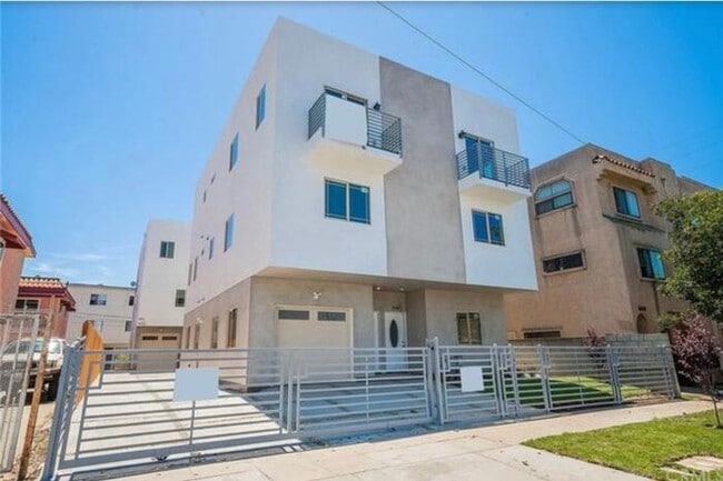 Building Photo - Beautiful 4 bed 4 bath unit in Gardena 90247!