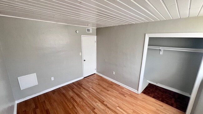 Building Photo - Lovely 2 Bedroom, 1 Bathroom Home in the G...