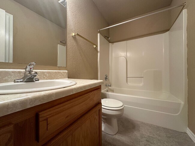 Building Photo - Beautiful Move In Ready 3 Bed 2 Bath for R...