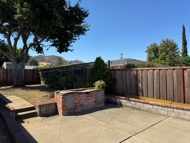 Building Photo - Single level 4 bedroom, 2  bath home – mov...