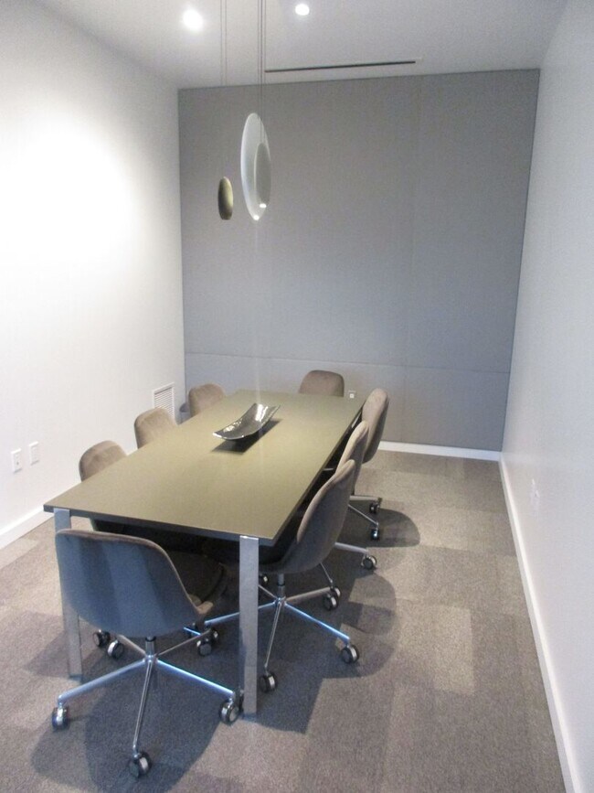 Building Photo - The Vista - 2 bed/2.5 bath Pearl District Condo w/parking/storage/concierge/most utilities/amenities