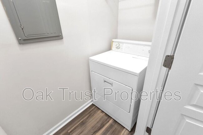 Building Photo - 100 Bucksley Ln