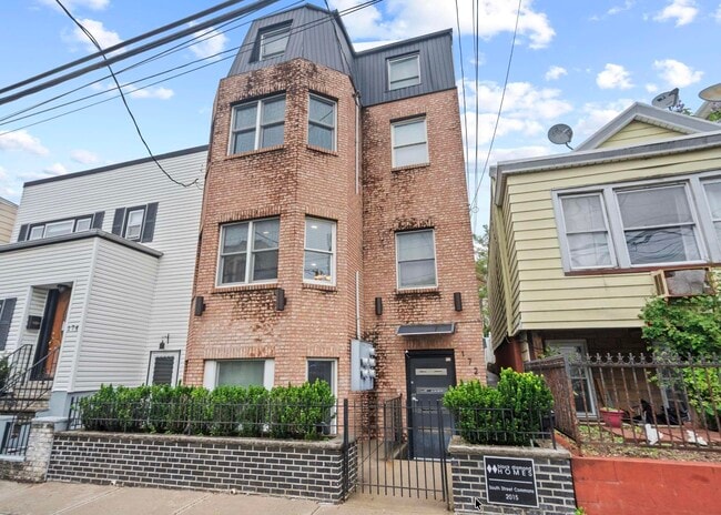 Building Photo - 172 South St