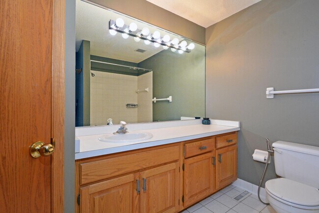 Building Photo - Beautiful 2-Bed 1.5-Bath Available Now in Plymouth!