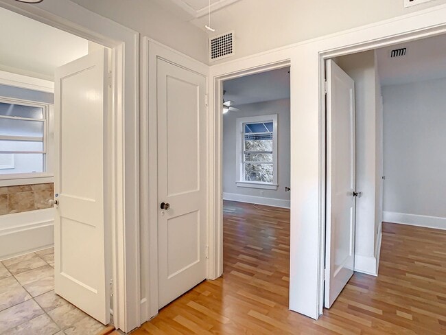 Building Photo - Charming two bedroom two bathroom cottage in North St. Petersburg Fully Updated.