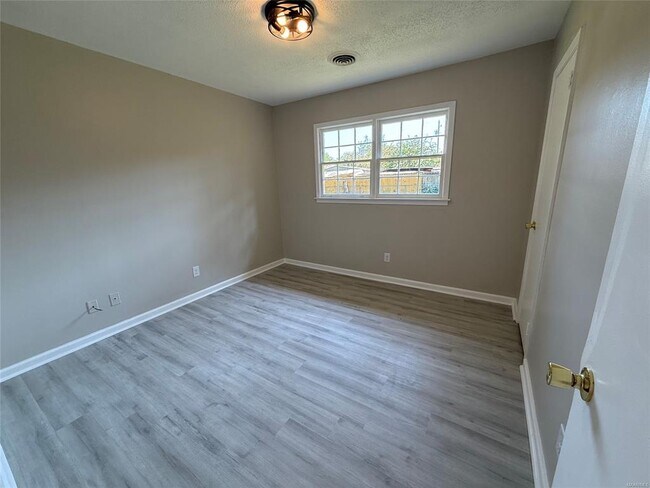 Building Photo - 113 Lori St