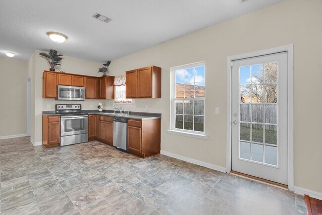 Building Photo - Like New Home for Rent in Hinesville!