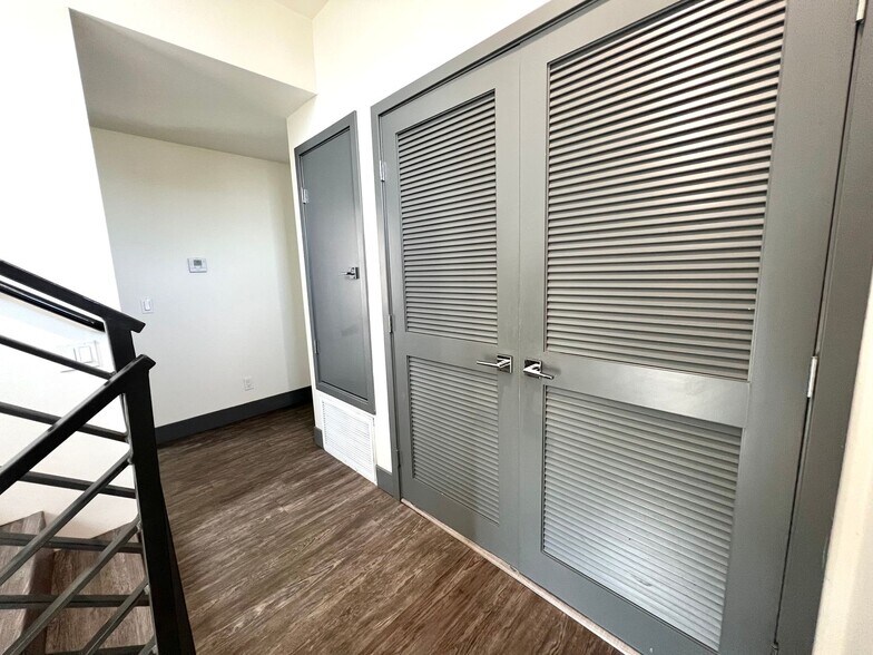 Building Photo - 6437 W 86th Pl