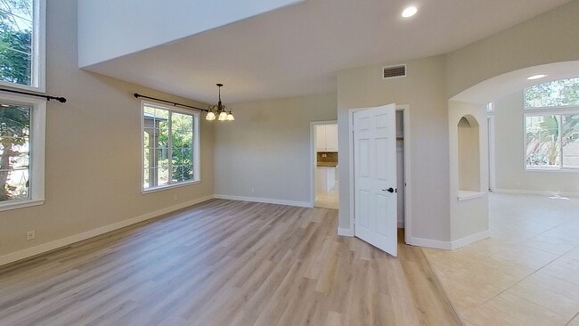 Building Photo - Spectacular and Spacious 4 Bed / 3 Bath Sa...