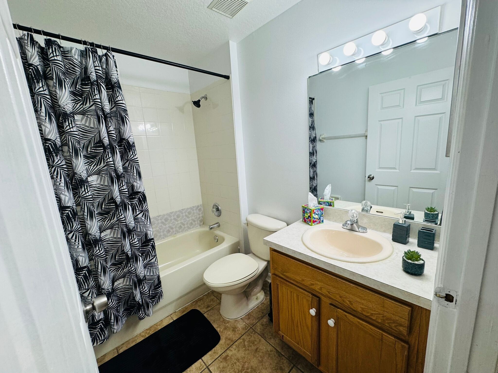 Shared Bathroom - 536 Cheshire Way