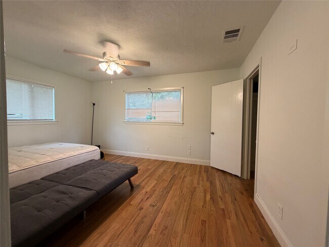 Building Photo - 9507 Vogue Ln