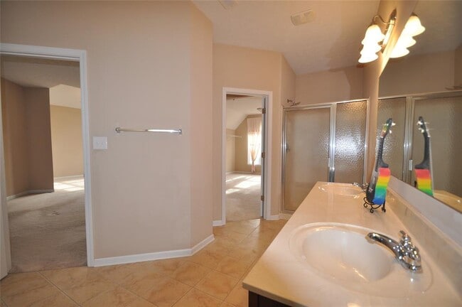 Building Photo - 2556 Diamond Lake Dr