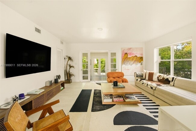 Building Photo - 725 W 51st St