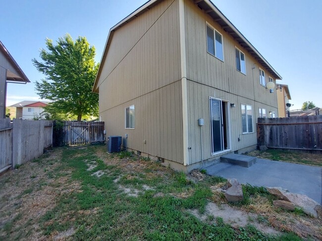 Building Photo - 3 bedroom 2 bath home with attached garage