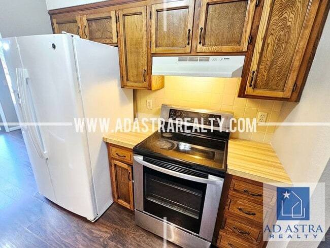 Building Photo - Nice 3 bed 1.5 bath townhouse in Olathe-Coming SOON!!