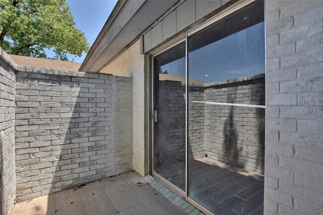 Building Photo - 1301 Thornridge Rd