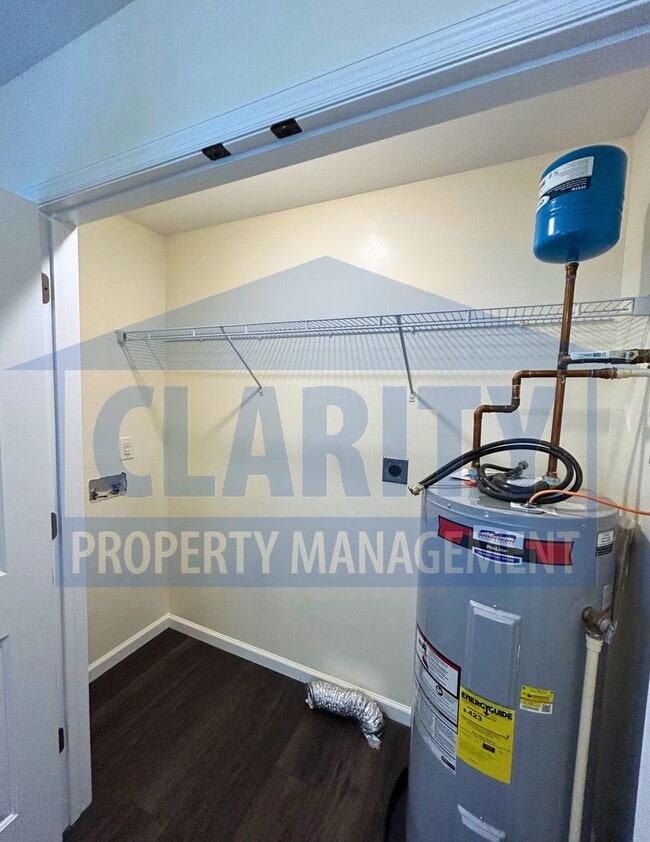 Building Photo - Two bedroom townhome w/garage!