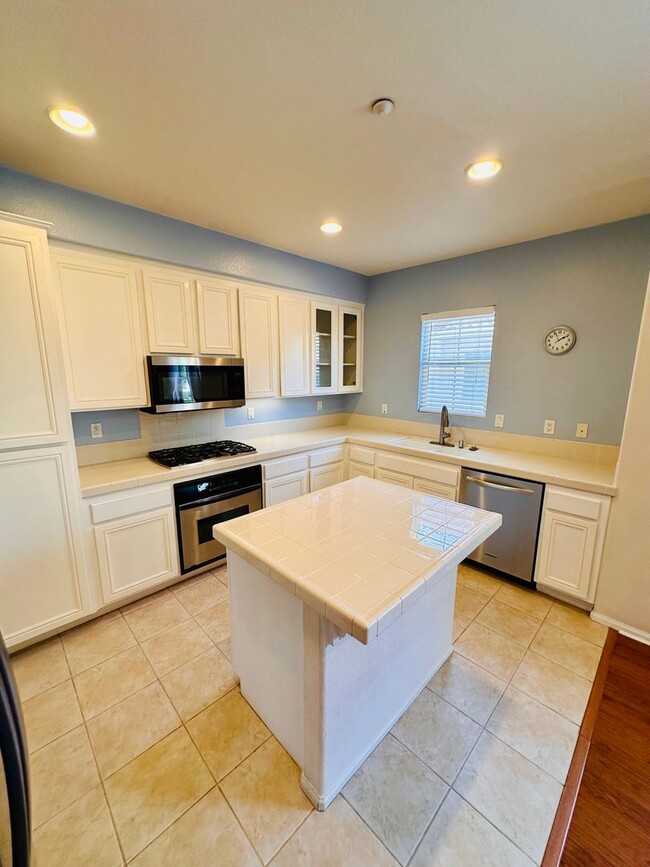 Building Photo - Luxury Tri-Level Townhome 2bd 2.5bth w Bon...