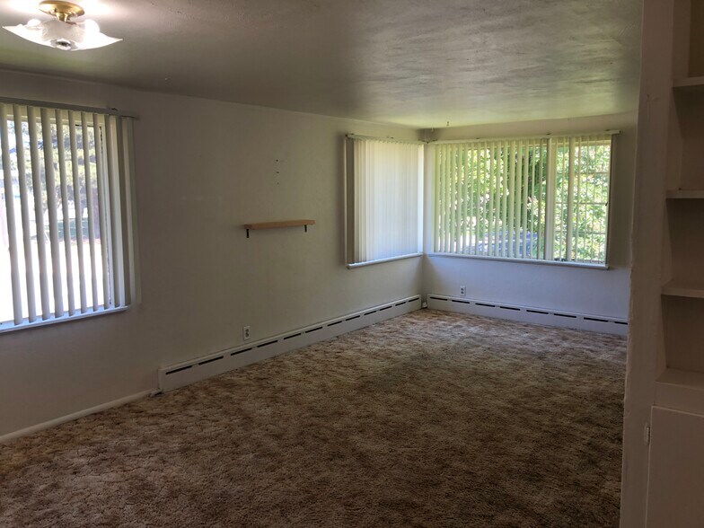 Building Photo - 1330 NE Hillside Dr