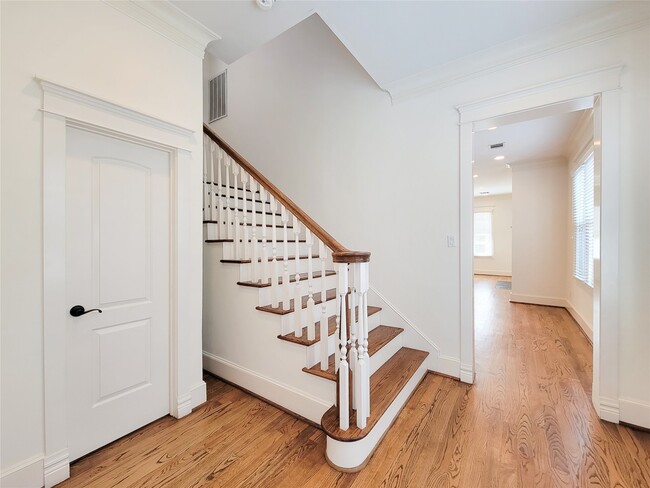 Building Photo - 704 E 9th St